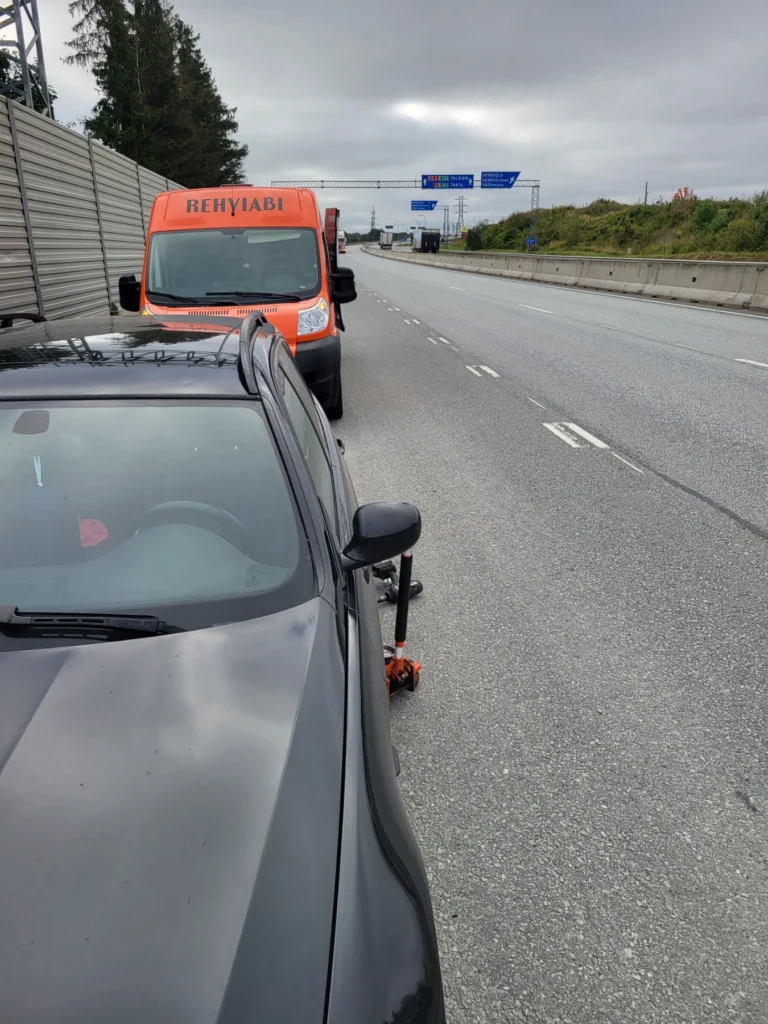 Ремонт колеса на дороге Tyre repair on the road Tire repair on the road Rehvi parandamine tee peal